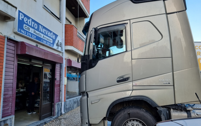 MONTAGEM ANTENA CB VOLVO FH-500 - IMAGEM 1 - Pedro Nevada