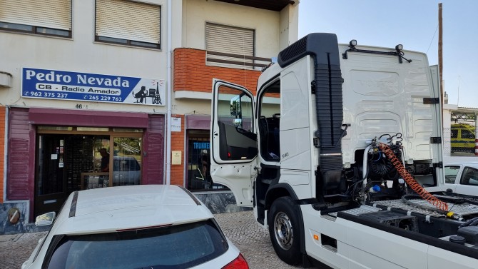 MONTAGEM ANTENA CB VOLVO FH-540 - IMAGEM 2 - Pedro Nevada