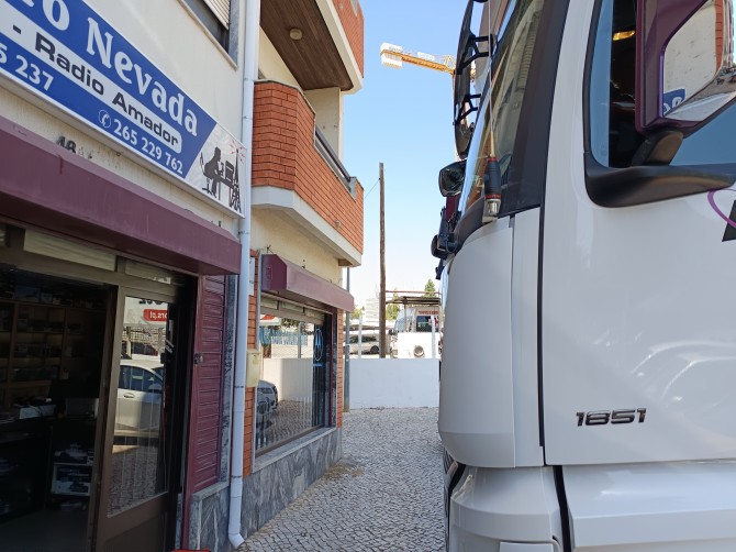 MONTAGEM ANTENA CB MERCEDES-BENZ ACTROS L 1851 - IMAGEM 1 - Pedro Nevada