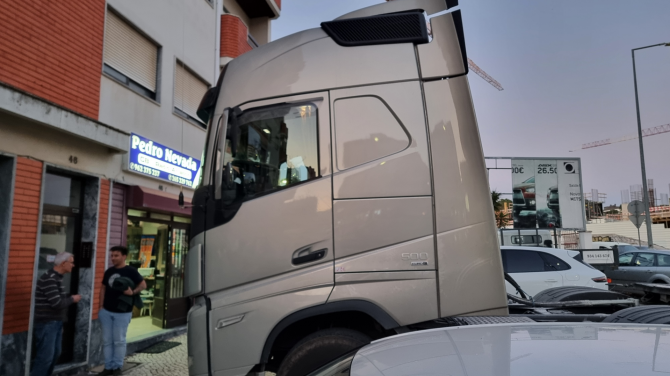 MOUNTING CB ANTENNA ON VOLVO FH-500 - IMAGE 1 - Pedro Nevada
