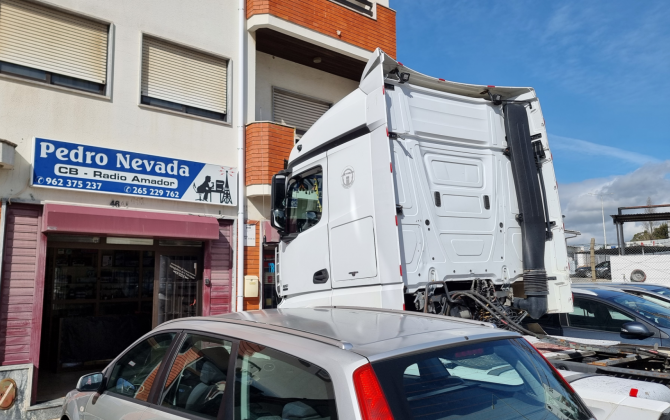 MOUNTING CB ANTENNA ON MERCEDES-BENZ ACTROS 1851 - IMAGE 1 - Pedro Nevada