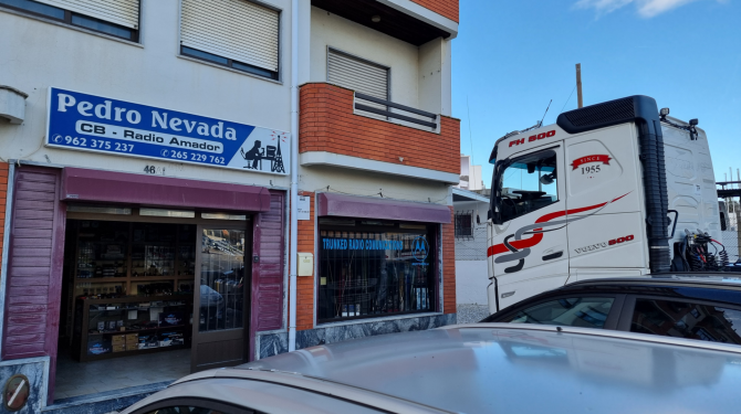 MOUNTING CB ANTENNA ON VOLVO FH-500 - Pedro Nevada