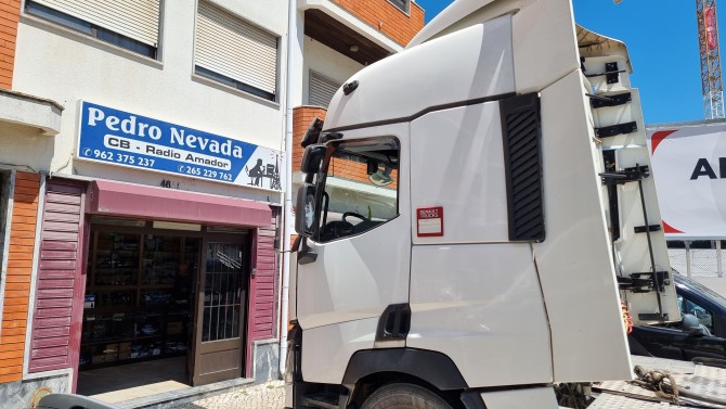 MOUNTING CB ANTENNA ON RENAULT T - IMAGE 1 - Pedro Nevada